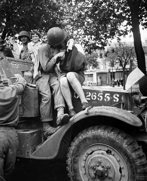 28. Henüz sürmekte olan savaş sırasında bir çift. (1944)