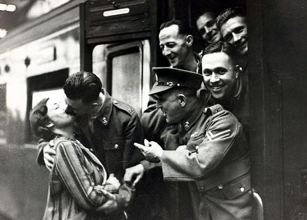 34. Savaşa gitmeden önce eşini son kez öpen bir asker. (1939)
