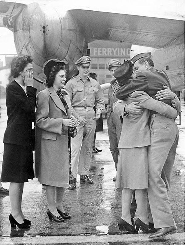 29. Savaş dönüşü ailesi tarafından havalimanında karşılanan bir asker. (1945)