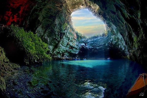 12. Melissani Mağarası, Kefalonya Adası, Yunanistan.