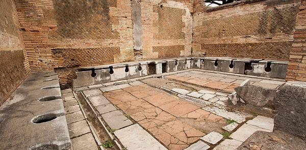 Fakat evlerinde özel banyoları bulunmayan çoğunluk Romalıların sadece iki seçeneği bulunuyordu.