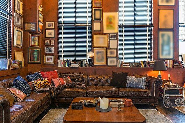 В гостиной вас ждут кожаные диваны и коллекция картин, собранная Джонни Деппом