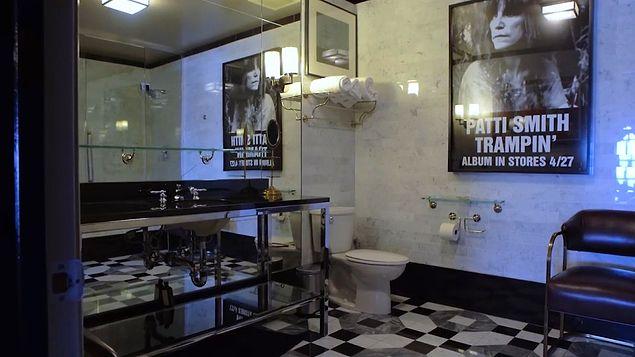 Ванная комната со стильной черно-белой плиткой