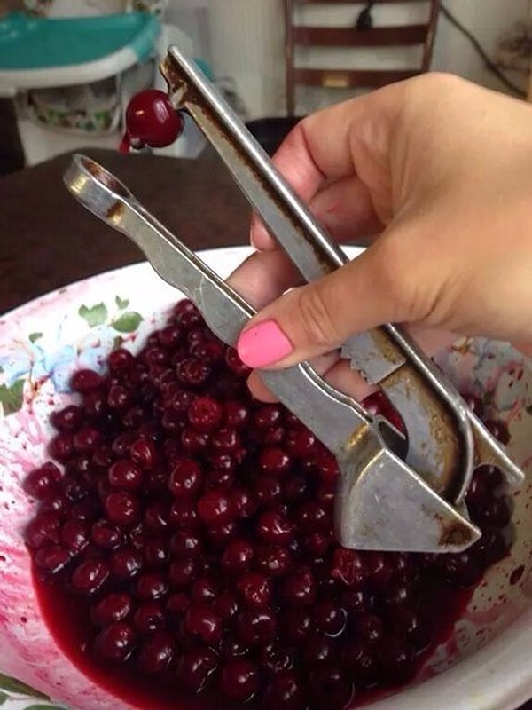 20. Моя жизнь уже никогда не будет прежней! Только сегодня узнал, что у советской чеснокодавилки есть ещё 2 функции - на противоположном конце выдавливать косточки из вишни, а в середине колоть орехи!