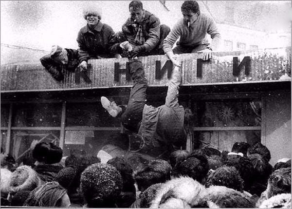 14. То, что мы больше никогда не увидим - очередь в книжный магазин. Москва, 1990 год.