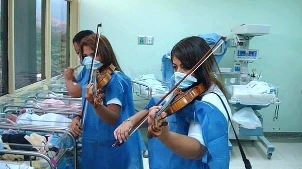 15. Сотрудницы роддома играют на скрипках для новорожденных малышей, Армения, Ереван.