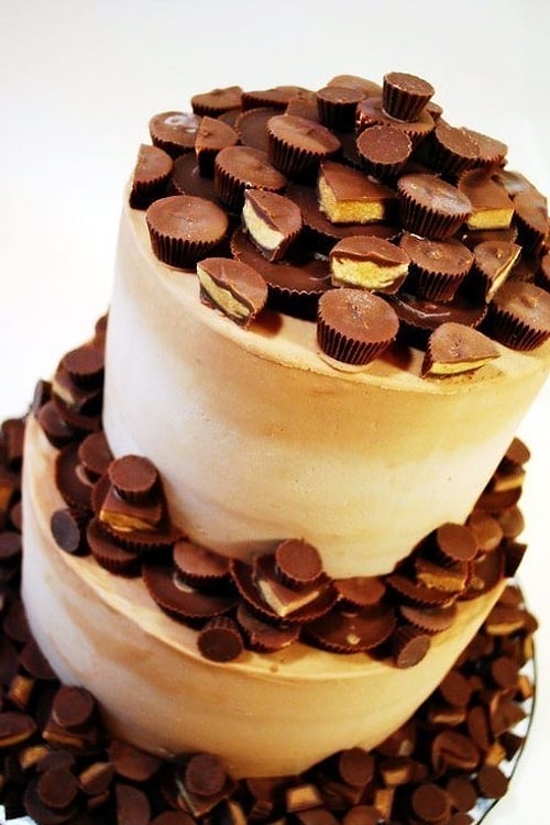 This wedding cake went off target.