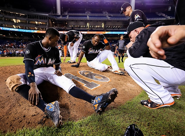 2. Miami Marlin oyuncuları Dee Gordon, Marcell Ozuna, Martin Prado ve Miguel Rojas, NY Mets maçından sonra sahada toplandıklarında.