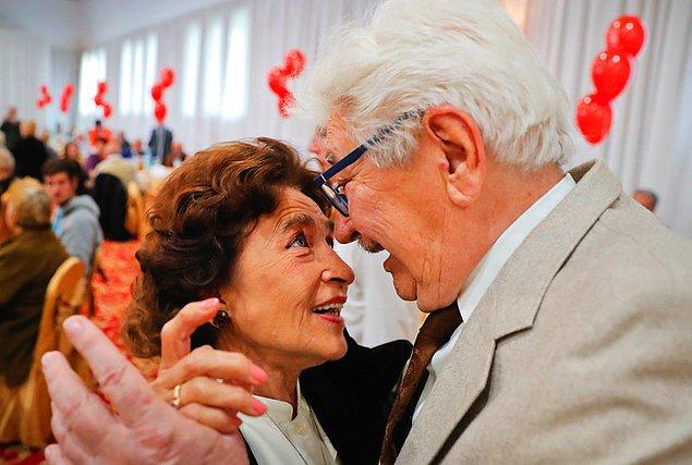 18. 52 yıldır evli Silvia ve Liciniu Agapi çifti Bükreş, Romanya'da bir belediyenin organize ettiği partide dans ediyor.