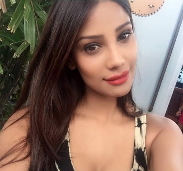 Önemli markalarla çalışan Nicole'un şansı 2010'da Miss India seçilmesiyle dönmüş.
