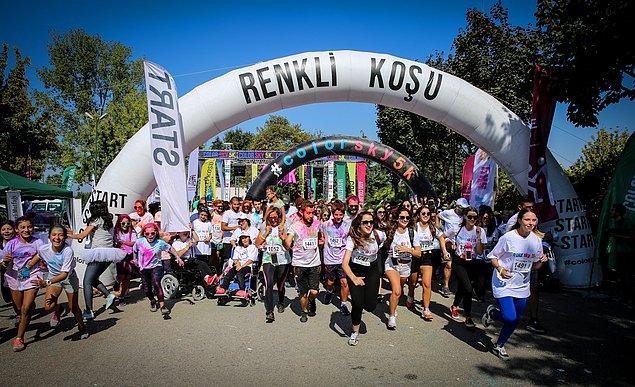 Soğanlı Botanik Park'ta bir araya gelen yaklaşık bin kişi, önceden dağıtılan koşucu numaraları ve renkli tozlarla koşuya başladı