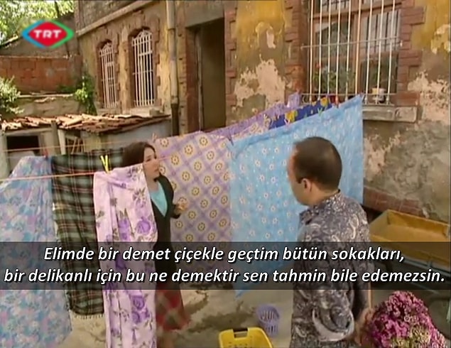 17. Bir delikanlı için çiçekle sokakları geçmek...