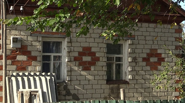 5. Дом добротный, хоть и неухоженный: его крыша ветхая, забор покосился, несколько окон разбито