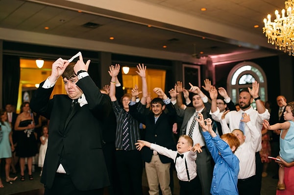 10. А мальчики даже поучаствовали в ловле подвязки