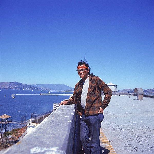 11. Alcatraz Operasyonu sırasında çatıdaki Amerika yerlisi.