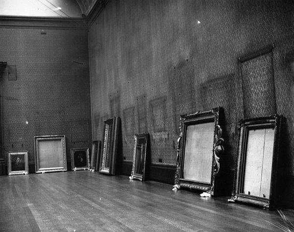 16. 2. Dünya Savaşı sonrasında, Naziler'den her şeyin saklanmasıyla boş kalan National Gallery, Londra.