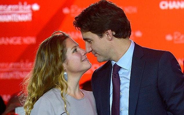 16. And of course Trudeau is a real lover! He doesn't hesitate to express love towards his wife!