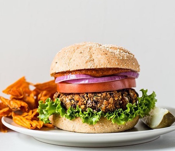 21. Вегетарианский бургер с черными бобами и бататом