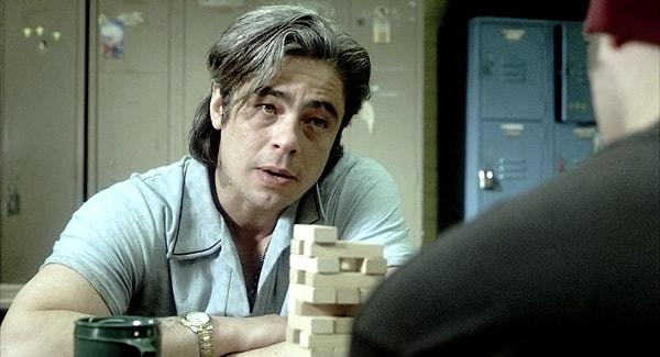 2. Benicio Del Toro şöhrete kavuştuğunda "çirkin Brad Pitt" benzetmelerine maruz kalmıştı; bize göre karizması Brad Pitt'ten bile ağır!