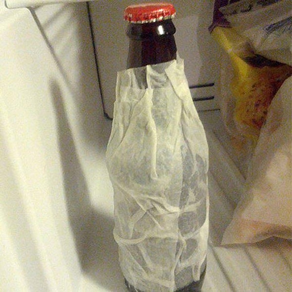 5. Чтобы быстро охладить жидкость в морозилке, заверните бутылку с жидкостью в мокрое бумажное полотенце.