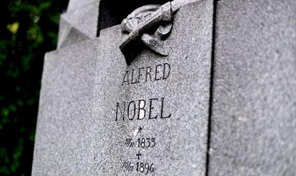 2. Bu haber sonrası üzüntü duyan Alfred Nobel bir katil olarak anımsanmamak için vasiyetinde servetinin bir kısmının her yıl dünyaya önemli katkılarda bulunanlara verilmesini istemiştir.