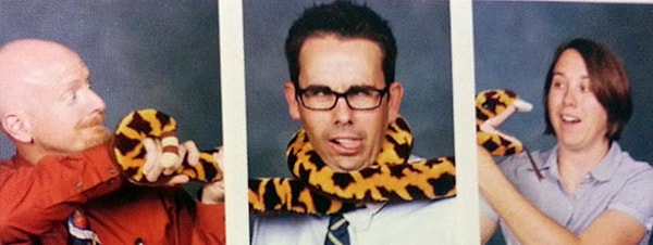 2. Трое учителей каждый год придумывают что-нибудь новенькое для фото в выпускном альбоме