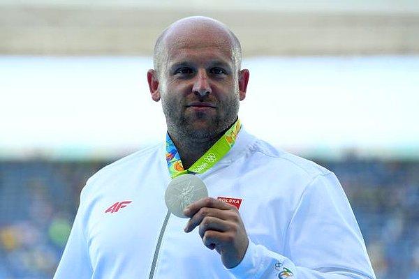 Daha önce başka bir Polonyalı sporcu olan Piotr Malachowski madalyasını satmıştı