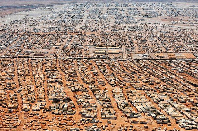 Üstelik Ürdün’deki bu mültecilerin büyük çoğunluğu kamplarda yaşamakta.