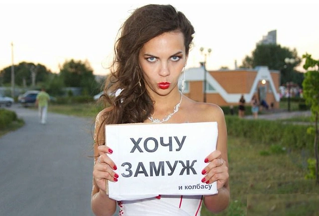svyazannie-babi-zhenshini-i-devushki-v-odezhde