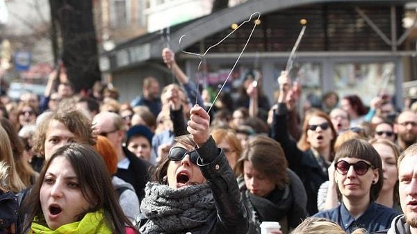 Kürtaj kararı sonrası on binlerce kadın sokaklarda protesto gösterileri düzenlemişti