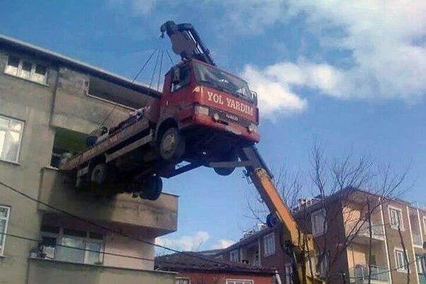 2. Ничего особенного - семья переезжает, грузят вещи.