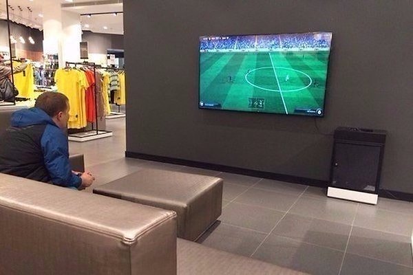 1. Боги маркетинга! Эта приставка стоит посреди магазина с женской одеждой