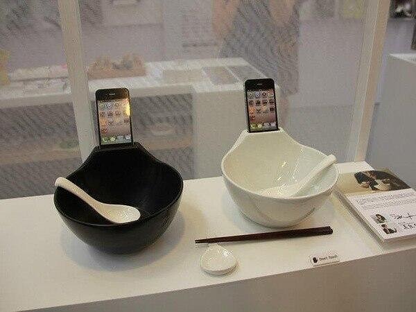 23. Тарелка для тех, кто никак не может расстаться со своим телефоном