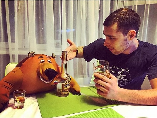 2. Выпивать со своим домашним медведем
