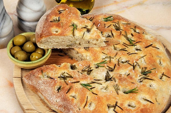 3. Постный хлеб с "пастушьей" (помидоры, зелень и т.п.) начинкой именуют...