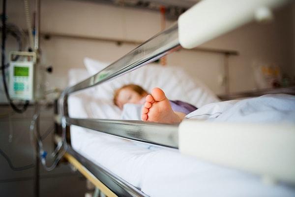 Batı Virginia'daki bir hastanede tedavi altına alınan bebeğin yetersiz beslenme nedeniyle gelişiminin durduğu ve cilt problemlerinin gözardı edilmesi halinde septik şoka girebileceği tespit edildi.