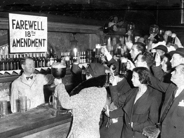 14. ABD'deki alkol yasağının yürürlükten kaldırılmasını kutlayan Amerikan vatandaşları, 5 Aralık 1933.