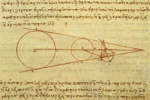 15. Güneş'in evrenin merkezinde ve gezegenlerin onun yörüngesinde döndüğü teorisi ilk olarak eski Yunanlı Sisamlı Aristarkus tarafından milattan önce 3.yüzyılda ortaya atıldı.