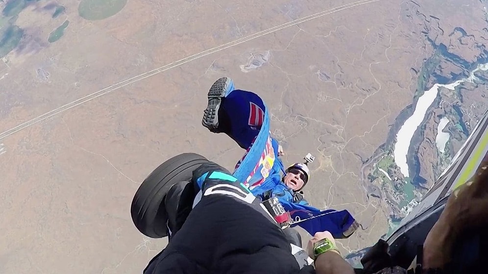 Wingsuit Yapacakken Uçağın Tekerleğine Takılan Talihsiz Adam