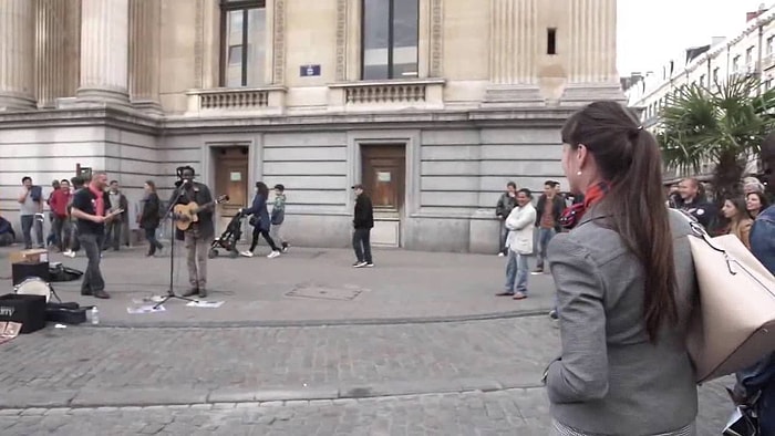 Sokak Sanatçısına Eşlik Edip Dinleyenleri Coşturan Kadın