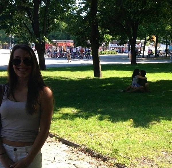 3. Но на самом деле она видит этих людей впервые!