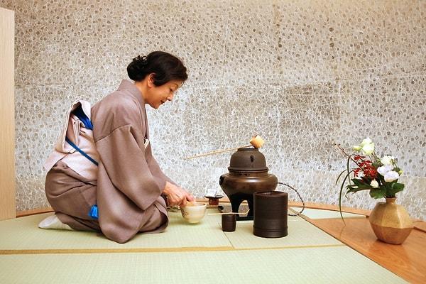3. Japonlarda çay seremonisi sadou ya da chanoyu isimleriyle bilinmektedir.