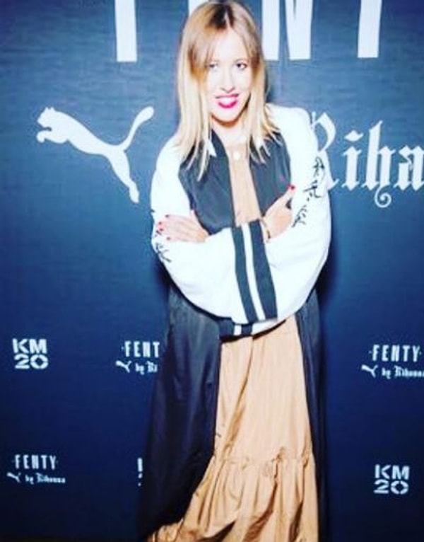 3. На VNO будущая мама появилась в платье пудрового цвета и модном в этом сезоне сине-белом бомбере