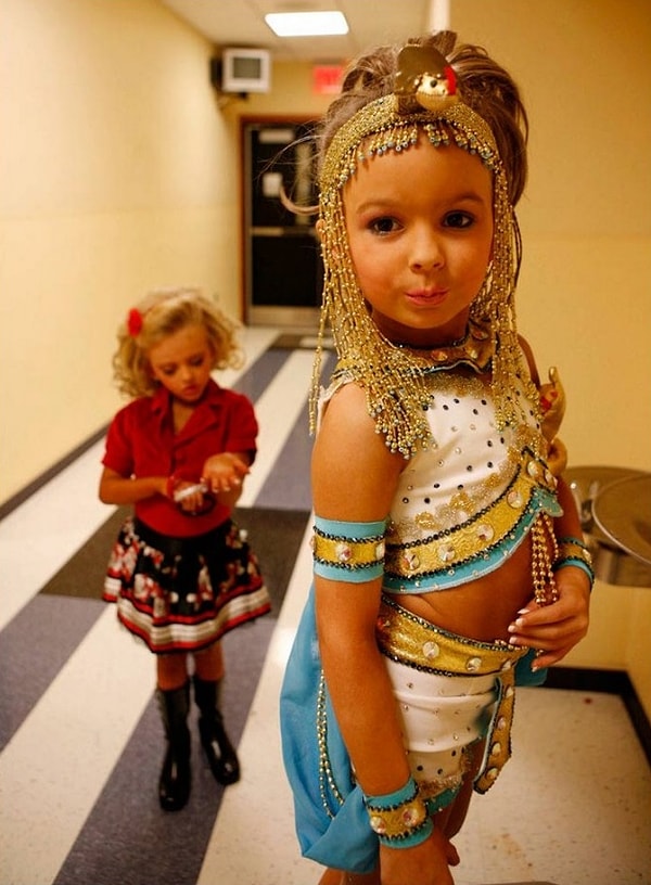 4. С того времени конкурсы красоты для маленьких принцесс выросли в огромную индустрию, принося организаторам доход в миллиарды долларов.