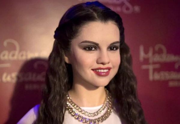 Но что случилось с ее восковой копией? Это какая-то инопланетная версия Селены?