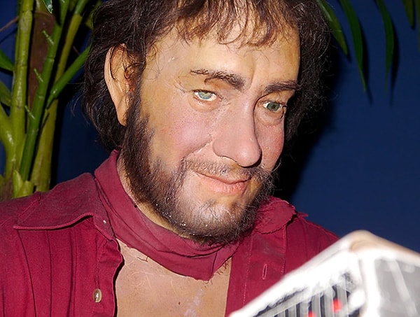 Даже в свои худшие дни Чак Ноланд, персонаж фильма «Изгой», выглядел куда лучше, чем эта восковая копия Тома.