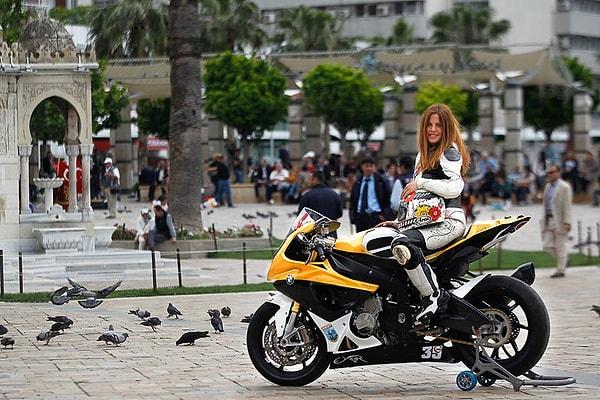 Türkiye'nin ilk ve aynı zamanda en sevimli kadın motosiklet yarışçısı değil mi ama!