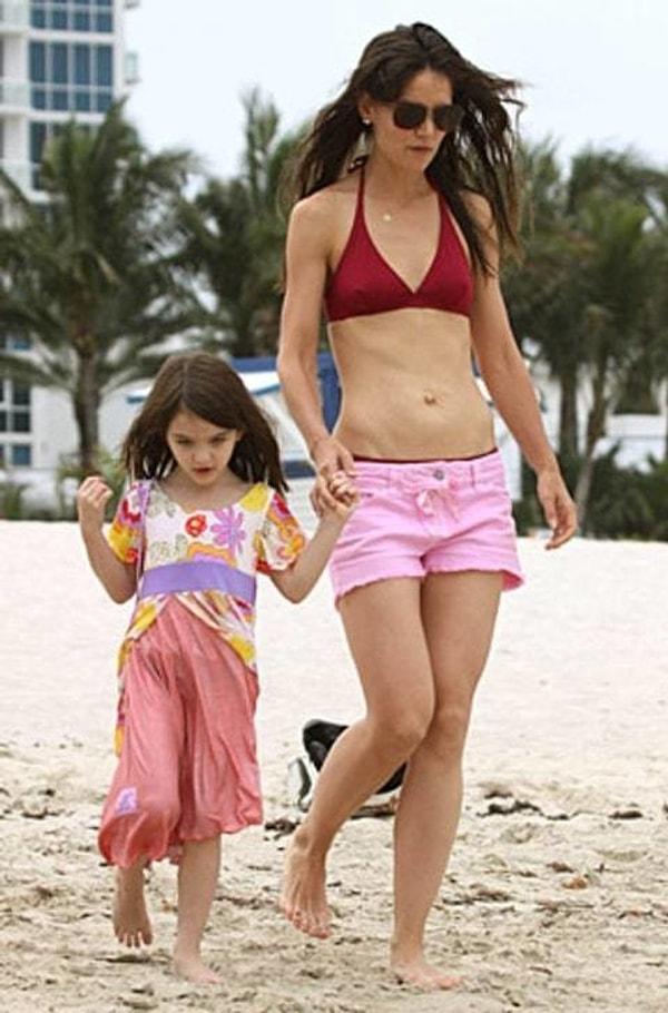 Katie Holmes ve kızı Suri'nin de plaj fotoğrafları bir harika! Anne kız dışarı çıkık göbek deliğine sahipler.