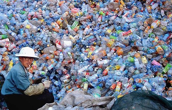 48. Sadece Amerika'da her yıl en az 83,279,059 litre su plastik şişelerde kalıyor ve çöp sahasına atılıyor.