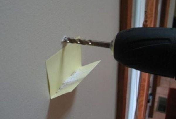 6. Kıvırdığınız yapışkanlı kağıdı, matkap ya da çekicin altına yerleştirerek duvar parçalarını dökülmeden toplayabilirsiniz.